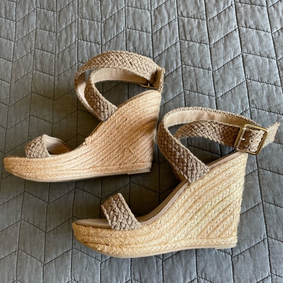 3/$15 size 10 Steve Madden ANKLE STRAPS. Platform wedge 5"heel, Woven, tan - Picture 2 of 16